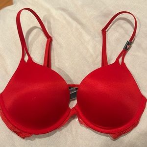 Brand new w tags! Victoria’s Secret very sexy 32C push-up bra (red).
